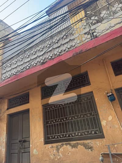 Ground floor 3 bedrooms, Drawing room (total 4 rooms)1 washroom, kitchen, and an open courtyard (open space).   The upper floor 3 bedrooms, kitchen, washroom, and an open courtyard.  Water 2 connections, electricity 2 meters (Different areas) and gas are av