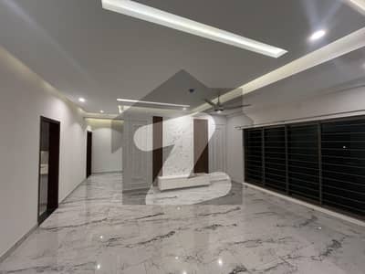 12 MARLA BRAND NEW 4 BEDROOM APARTMENT AVAILABLE FOR RENT