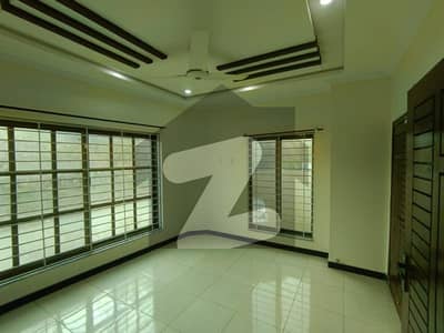 بحریہ ٹاؤن فیز 8 ۔ بلاک ایل بحریہ ٹاؤن فیز 8,بحریہ ٹاؤن راولپنڈی,راولپنڈی میں 3 کمروں کا 10 مرلہ بالائی پورشن 35.0 ہزار میں کرایہ پر دستیاب ہے۔