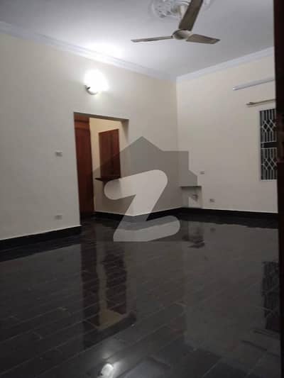 جی ۔ 11 اسلام آباد میں 3 کمروں کا 1 کنال زیریں پورشن 1.7 لاکھ میں کرایہ پر دستیاب ہے۔