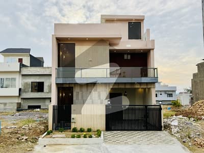 ایم پی سی ایچ ایس ۔ بلاک ایف ایم پی سی ایچ ایس ۔ ملٹی گارڈنز,بی ۔ 17,اسلام آباد میں 4 کمروں کا 5 مرلہ مکان 2.25 کروڑ میں برائے فروخت۔