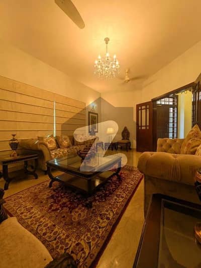 ڈی ایچ اے فیز 8 ڈی ایچ اے ڈیفینس,کراچی میں 6 کمروں کا 2 کنال مکان 8.5 لاکھ میں کرایہ پر دستیاب ہے۔