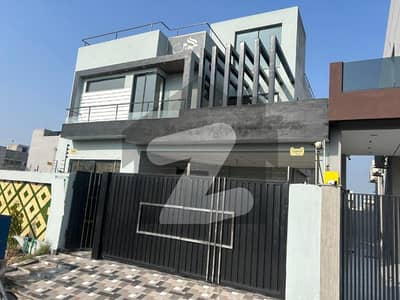 ڈی ایچ اے فیز 7 - بلاک یو فیز 7,ڈیفنس (ڈی ایچ اے),لاہور میں 6 کمروں کا 10 مرلہ مکان 1.99 لاکھ میں کرایہ پر دستیاب ہے۔