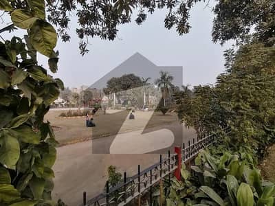 مرغزار آفیسرز کالونی لاہور میں 1 کنال رہائشی پلاٹ 3.25 کروڑ میں برائے فروخت۔