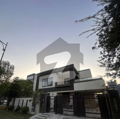 ڈی ایچ اے فیز 6 - بلاک سی فیز 6,ڈیفنس (ڈی ایچ اے),لاہور میں 8 کمروں کا 1 کنال مکان 5.5 لاکھ میں کرایہ پر دستیاب ہے۔