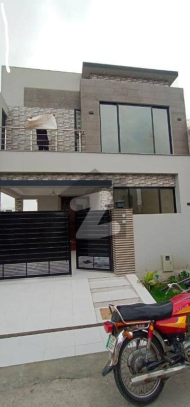 5 MARLA HOUSE NEW BEAUTIFUL LOCATION AVAILABLE FOR RENT