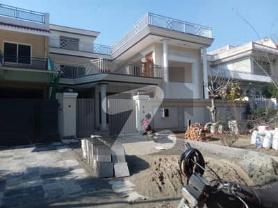 آئی ۔ 8 اسلام آباد میں 6 کمروں کا 12 مرلہ مکان 3.5 لاکھ میں کرایہ پر دستیاب ہے۔