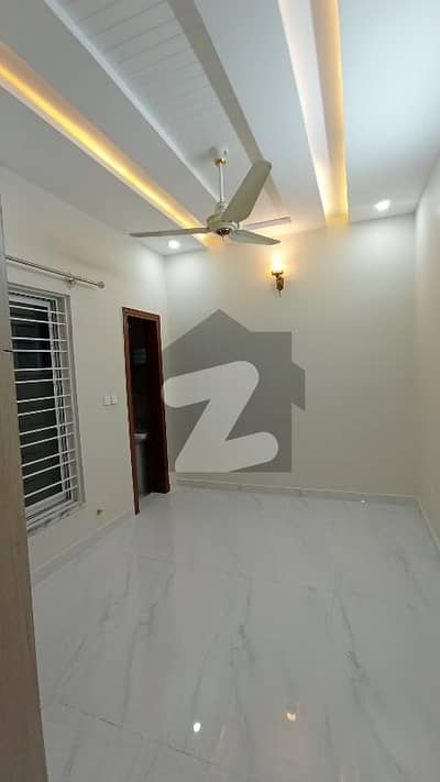 جی ۔ 13 اسلام آباد میں 3 کمروں کا 10 مرلہ زیریں پورشن 1.25 لاکھ میں کرایہ پر دستیاب ہے۔