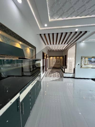 ویلینشیاء ہاؤسنگ سوسائٹی لاہور میں 6 کمروں کا 1 کنال مکان 2.8 لاکھ میں کرایہ پر دستیاب ہے۔