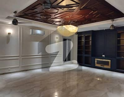 بحریہ ٹاؤن سیکٹر ای بحریہ ٹاؤن,لاہور میں 5 کمروں کا 1 کنال مکان 6.0 کروڑ میں برائے فروخت۔