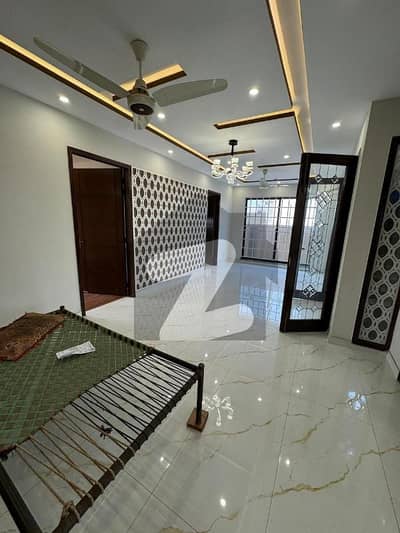 ڈی ایچ اے فیز 7 - بلاک وائے فیز 7,ڈیفنس (ڈی ایچ اے),لاہور میں 4 کمروں کا 10 مرلہ مکان 1.5 لاکھ میں کرایہ پر دستیاب ہے۔