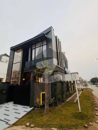 5 MARLA MODERN HOUSE FOR SALE IN DHA 9 TOWN.