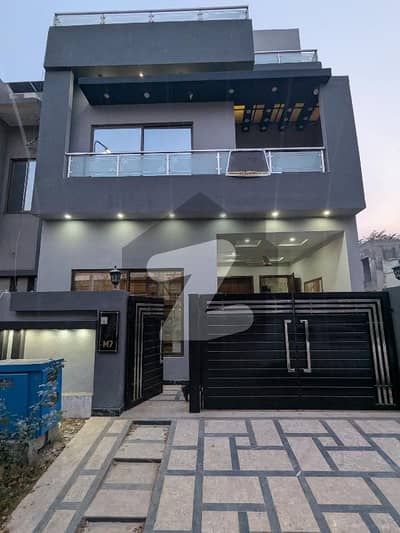 لیک سٹی ۔ سیکٹر ایم ۔ 2اے لیک سٹی,رائیونڈ روڈ,لاہور میں 3 کمروں کا 10 مرلہ بالائی پورشن 85.0 ہزار میں کرایہ پر دستیاب ہے۔