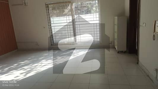 ڈی ایچ اے فیز 4 - بلاک ڈبل ای فیز 4,ڈیفنس (ڈی ایچ اے),لاہور میں 3 کمروں کا 10 مرلہ مکان 1.6 لاکھ میں کرایہ پر دستیاب ہے۔