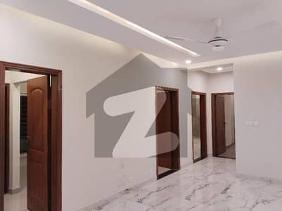 عسکری 11 عسکری,لاہور میں 3 کمروں کا 10 مرلہ فلیٹ 3.2 کروڑ میں برائے فروخت۔