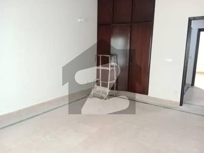 ڈی ایچ اے فیز 5 - بلاک ایچ فیز 5,ڈیفنس (ڈی ایچ اے),لاہور میں 4 کمروں کا 1 کنال مکان 3.0 لاکھ میں کرایہ پر دستیاب ہے۔