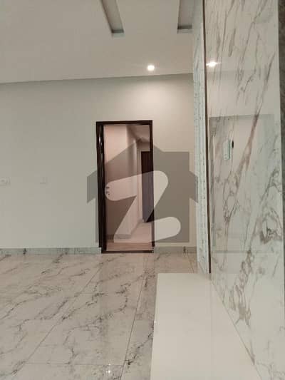 عسکری 10 - سیکٹر ایس عسکری 10,عسکری,لاہور میں 4 کمروں کا 13 مرلہ فلیٹ 4.4 کروڑ میں برائے فروخت۔