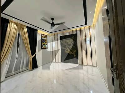 بحریہ ٹاؤن لاہور میں 3 کمروں کا 10 مرلہ بالائی پورشن 80.0 ہزار میں کرایہ پر دستیاب ہے۔