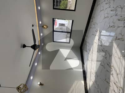 کلفٹن ۔ بلاک 2 کلفٹن,کراچی میں 4 کمروں کا 14 مرلہ فلیٹ 5.6 کروڑ میں برائے فروخت۔