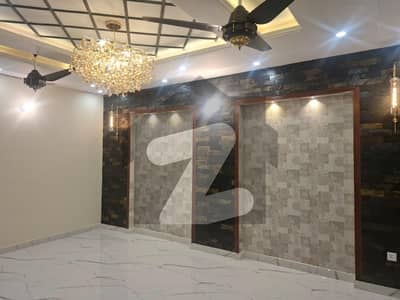 آئی ای پی انجنیئرز ٹاؤن ۔ بلاک بی 1 آئی ای پی انجنیئرز ٹاؤن ۔ سیکٹر اے,آئی ای پی انجینئرز ٹاؤن,لاہور میں 6 کمروں کا 10 مرلہ مکان 3.95 کروڑ میں برائے فروخت۔