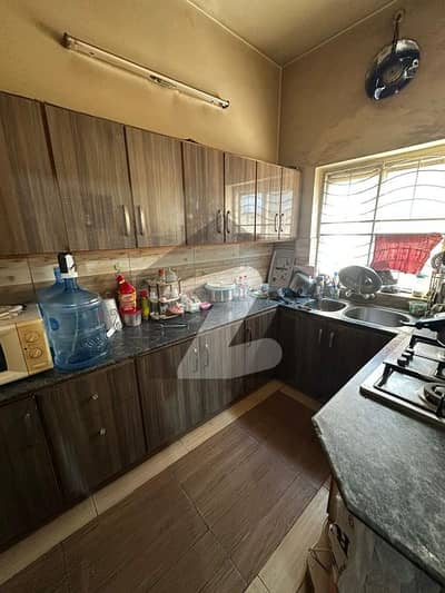 علامہ اقبال ٹاؤن لاہور میں 5 کمروں کا 10 مرلہ مکان 3.9 کروڑ میں برائے فروخت۔