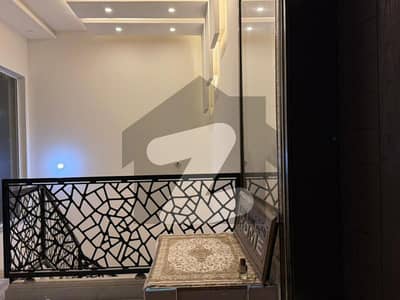 ڈی ایچ اے فیز 5 - بلاک ایم ڈی ایچ اے فیز 5,ڈیفنس (ڈی ایچ اے),لاہور میں 3 کمروں کا 1 کنال مکان 2.5 لاکھ میں کرایہ پر دستیاب ہے۔