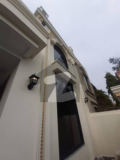 بحریہ نشیمن لاہور میں 3 کمروں کا 8 مرلہ مکان 2.05 کروڑ میں برائے فروخت۔