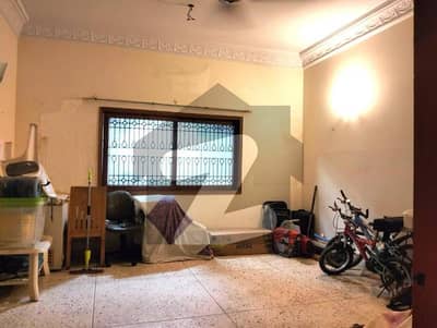 کلفٹن ۔ بلاک 8 کلفٹن,کراچی میں 4 کمروں کا 8 مرلہ مکان 9.5 کروڑ میں برائے فروخت۔