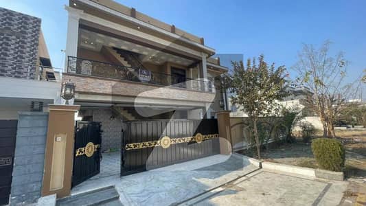 گرینڈ ایوینیوز ہاؤسنگ سکیم لاہور میں 8 کمروں کا 1 کنال مکان 4.8 کروڑ میں برائے فروخت۔