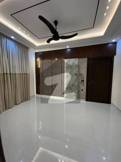 بحریہ ٹاؤن سیکٹر سی بحریہ ٹاؤن,لاہور میں 5 کمروں کا 10 مرلہ مکان 1.2 لاکھ میں کرایہ پر دستیاب ہے۔