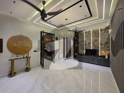 بحریہ ٹاؤن سیکٹر سی بحریہ ٹاؤن,لاہور میں 5 کمروں کا 1 کنال مکان 2.0 لاکھ میں کرایہ پر دستیاب ہے۔