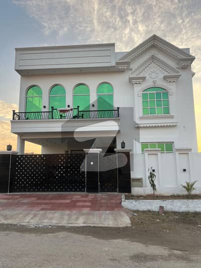Designer Corner House   House For Sale Located At Prime Location Of E18 HealthEnclave Islamabad Size (35 X 70) 10 Marla Great Opportunity For You, Don't Miss It. . .  About The Property: 5 Bedrooms 7. Washrooms 2 openKitchens 2 spice kitchen 2 Tv Lounge 2 Dr