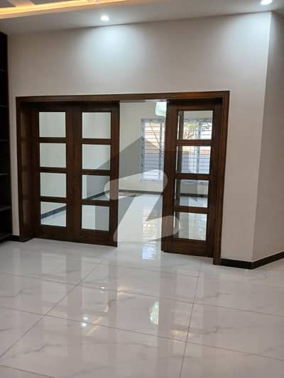 بحریہ انکلیو - سیکٹر سی 2 بحریہ انکلیو,بحریہ ٹاؤن,اسلام آباد میں 5 کمروں کا 10 مرلہ مکان 5.4 کروڑ میں برائے فروخت۔