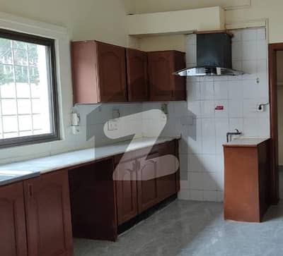 ایف ۔ 8 اسلام آباد میں 4 کمروں کا 2 کنال مکان 6.5 لاکھ میں کرایہ پر دستیاب ہے۔