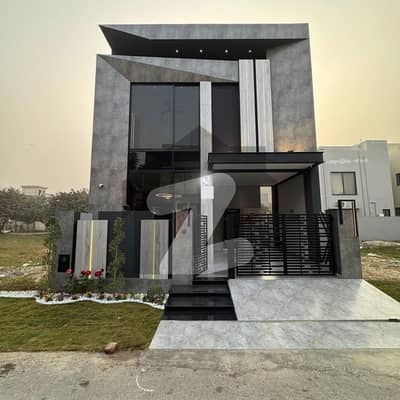 ڈی ایچ اے 9 ٹاؤن ڈیفنس (ڈی ایچ اے),لاہور میں 3 کمروں کا 5 مرلہ مکان 2.9 کروڑ میں برائے فروخت۔