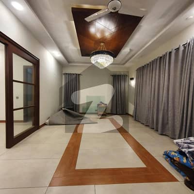 ڈی ایچ اے فیز 8 ڈی ایچ اے ڈیفینس,کراچی میں 3 کمروں کا 1 کنال زیریں پورشن 3.5 لاکھ میں کرایہ پر دستیاب ہے۔