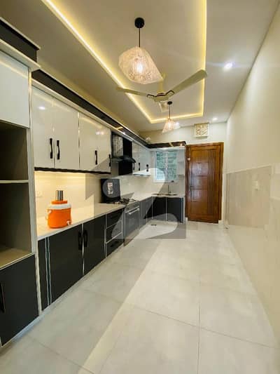 بحریہ ٹاؤن فیز 8 بحریہ ٹاؤن راولپنڈی,راولپنڈی میں 5 کمروں کا 10 مرلہ مکان 1.2 لاکھ میں کرایہ پر دستیاب ہے۔