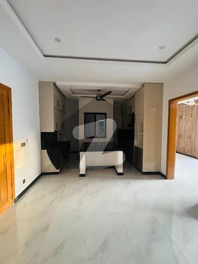 بنی گالہ اسلام آباد میں 6 کمروں کا 8 مرلہ مکان 1.7 لاکھ میں کرایہ پر دستیاب ہے۔