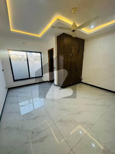 بنی گالہ اسلام آباد میں 7 کمروں کا 8 مرلہ مکان 1.5 لاکھ میں کرایہ پر دستیاب ہے۔