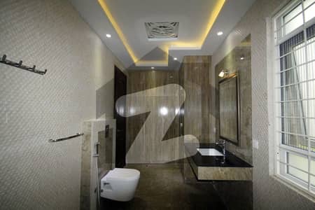 ڈی ایچ اے فیز 6 - بلاک ایل فیز 6,ڈیفنس (ڈی ایچ اے),لاہور میں 3 کمروں کا 1 کنال بالائی پورشن 1.3 لاکھ میں کرایہ پر دستیاب ہے۔