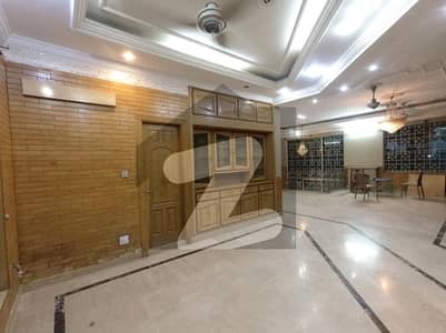 آئی ۔ 8 اسلام آباد میں 5 کمروں کا 14 مرلہ مکان 3.9 لاکھ میں کرایہ پر دستیاب ہے۔