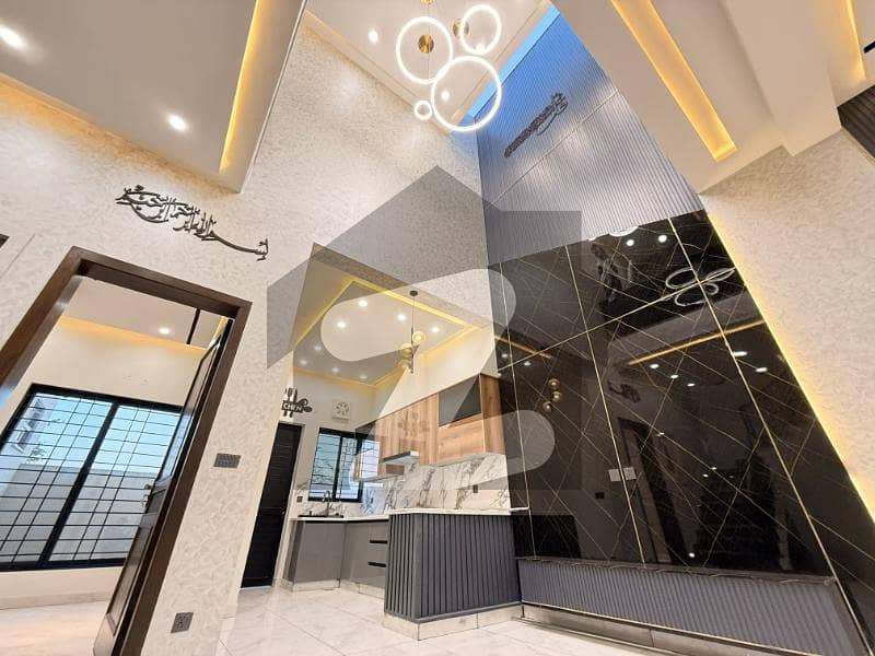 LUXURY HOUSE HAVING OPEN BACKSIDE PARK LUXURY HOUSE HAVING OPEN BACKSIDE PARK