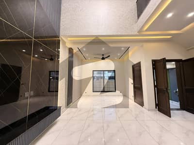 LUXURY HOUSE HAVING OPEN BACK SIDE PARK