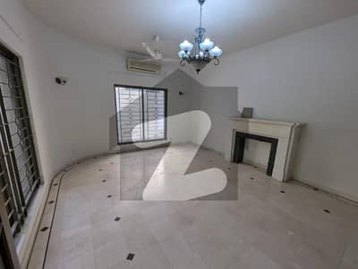 ایف ۔ 8 اسلام آباد میں 6 کمروں کا 16 مرلہ مکان 5.5 لاکھ میں کرایہ پر دستیاب ہے۔