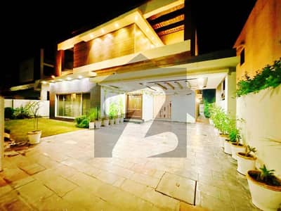 ڈی ایچ اے فیز 3 ڈیفنس (ڈی ایچ اے),لاہور میں 5 کمروں کا 1 کنال مکان 2.3 لاکھ میں کرایہ پر دستیاب ہے۔