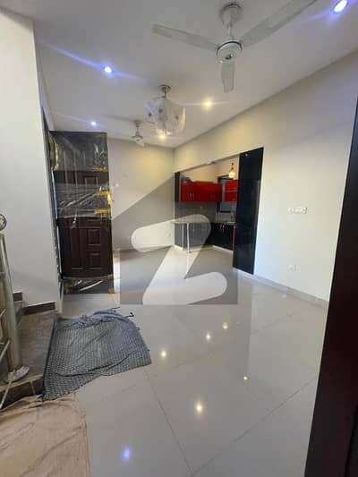 ڈی ایچ اے فیز 8 ڈی ایچ اے ڈیفینس,کراچی میں 4 کمروں کا 4 مرلہ مکان 2.4 لاکھ میں کرایہ پر دستیاب ہے۔