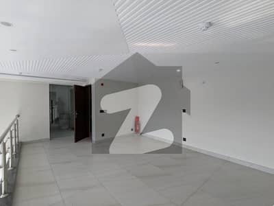 ڈی ایچ اے فیز 8 ۔ سی سی اے 1 ڈی ایچ اے فیز 8,ڈیفنس (ڈی ایچ اے),لاہور میں 4 مرلہ دفتر 50.0 ہزار میں کرایہ پر دستیاب ہے۔