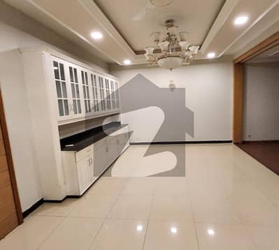 ایف ۔ 7 اسلام آباد میں 6 کمروں کا 2 کنال مکان 9.5 لاکھ میں کرایہ پر دستیاب ہے۔