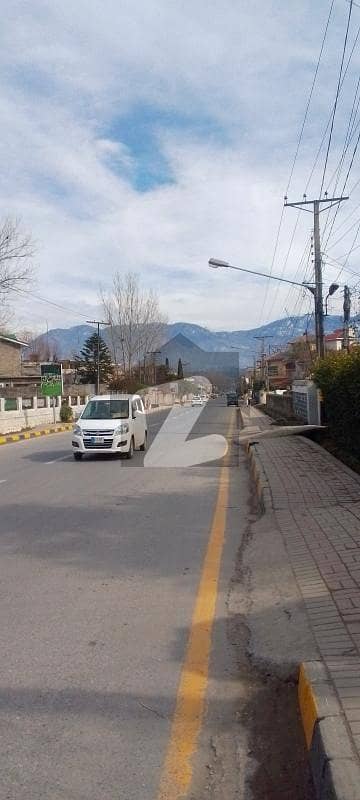 پی ایم اے روڈ ایبٹ آباد میں 5 کمروں کا 6 مرلہ مکان 3.8 کروڑ میں برائے فروخت۔