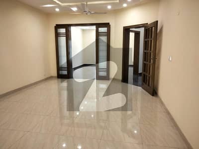 بحریہ ٹاؤن فیز 8 ۔ بلاک ایل بحریہ ٹاؤن فیز 8,بحریہ ٹاؤن راولپنڈی,راولپنڈی میں 5 کمروں کا 10 مرلہ مکان 3.6 کروڑ میں برائے فروخت۔